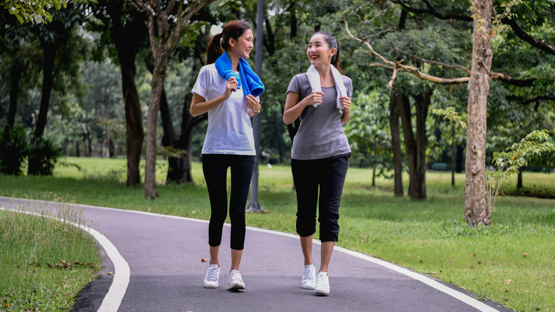 người đi bộ nâng cao sức khỏe tim mạch