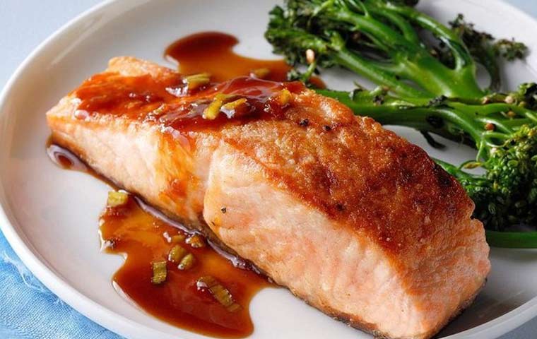 Cá hồi giàu Omega-3 giúp giảm LDL cholesterol