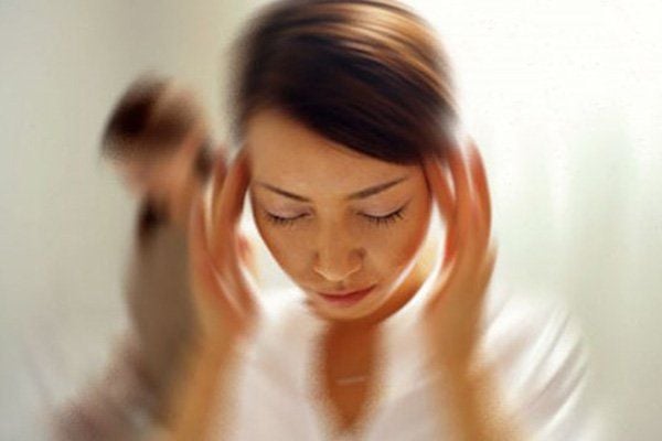 Người phụ nữ  ôm đầu vì đau đầu kéo dài