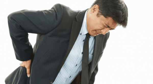 đau lưng sau tuổi 50 có thể là dấu hiệu sớm của loãng xương