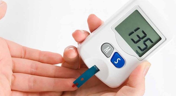 Người tiểu đường đo đường huyết bằng máy cá nhân