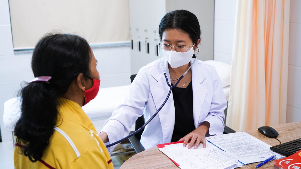 Người bệnh tiểu đường thực hiện xét nghiệm tại bệnh viện