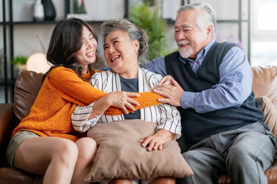 người lớn tuổi vui vẻ bên gia đình