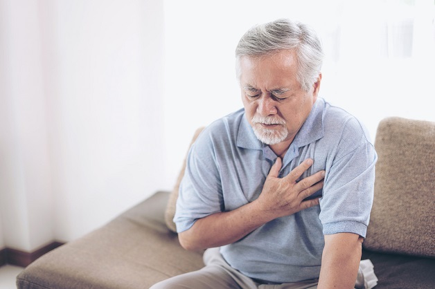 Người trung niên lo lắng về sức khỏe do mỡ máu cao