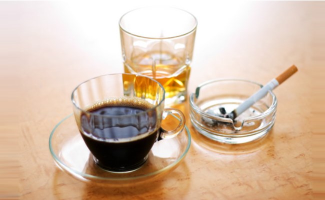 Cà phê, rượu bia, thuốc lá làm tê tay chân nặng hơn