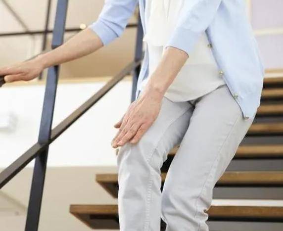 Leo cầu thang sai cách làm tăng áp lực lên khớp gối