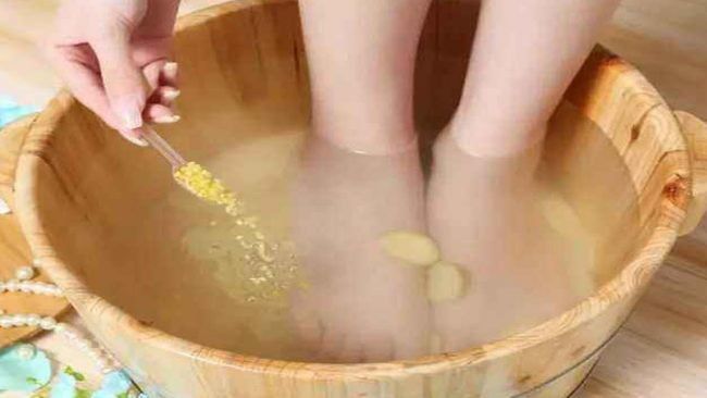 Ngâm tay chân bằng nước ấm, gừng và muối giúp giảm tê