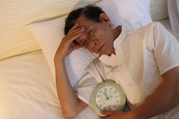Người lớn tuổi mất ngủ nhiều năm do thận yếu gây tiểu đêm