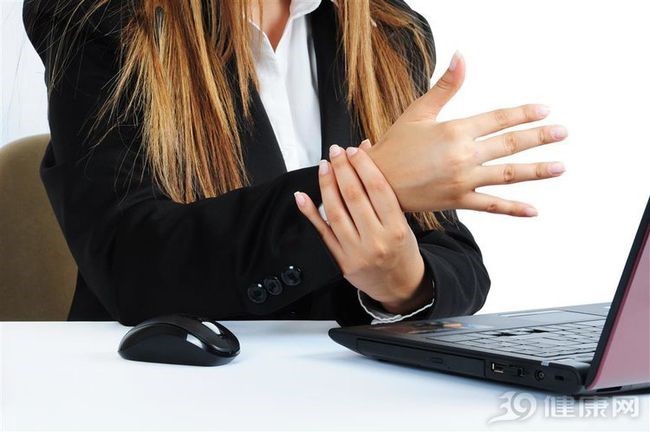 Chị Kiều Oanh bị tê tay do ngồi máy tính lâu ngày