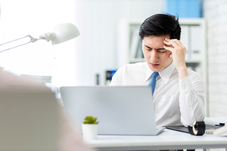 Ngồi lâu, ít vận động làm lưu thông máu kém ở người làm việc văn phòng