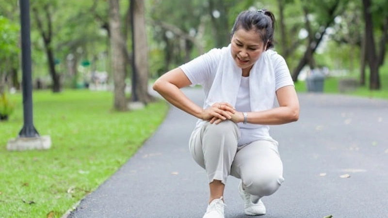 Tư thế ngồi xổm lâu dễ gây tổn thương khớp gối