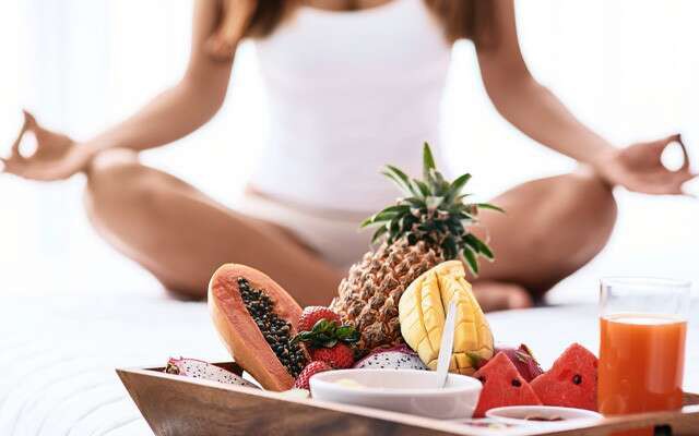 Phụ nữ sau 40 duy trì sức khỏe qua ăn uống, vận động và bổ sung dinh dưỡng