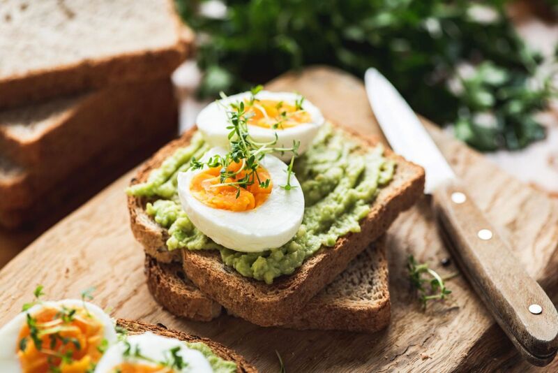 Cách ăn trứng tốt với bánh mì nguyên cám