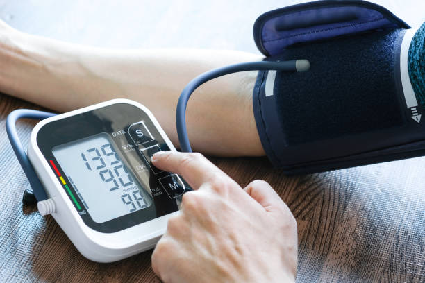 Người cao huyết áp đo huyết áp tại nhà để kiểm soát sức khỏe