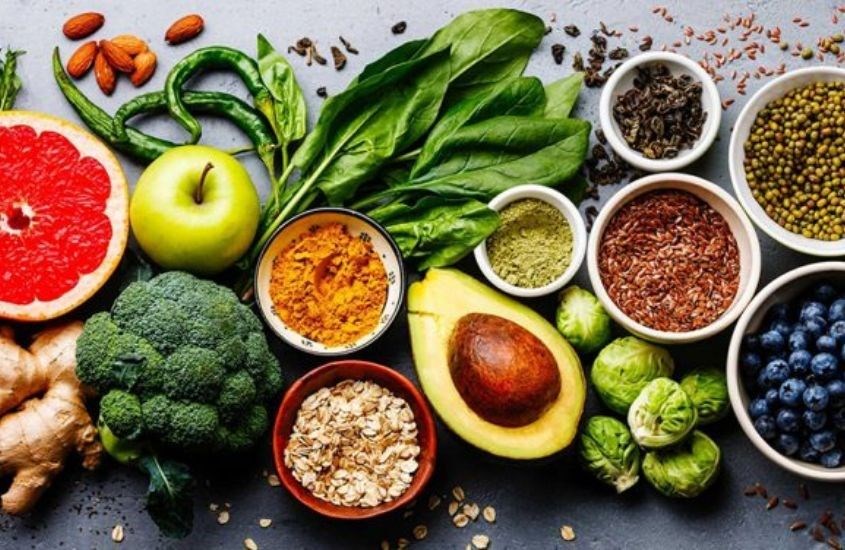 Thực phẩm giàu FOS như măng tây, tỏi, chuối chín hỗ trợ đại tràng co thắt.