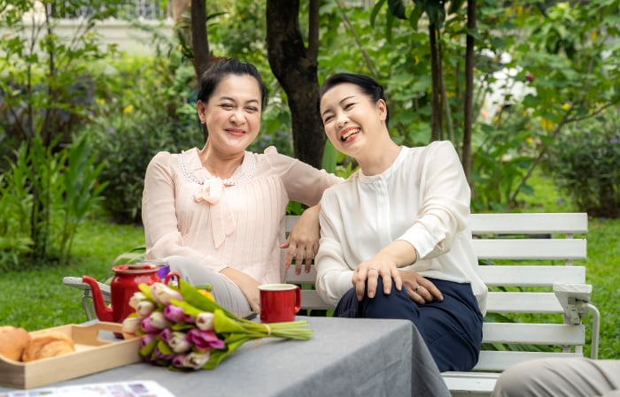 Phụ nữ tuổi trung niên chia sẻ và đồng hành vượt qua tiền mãn kinh