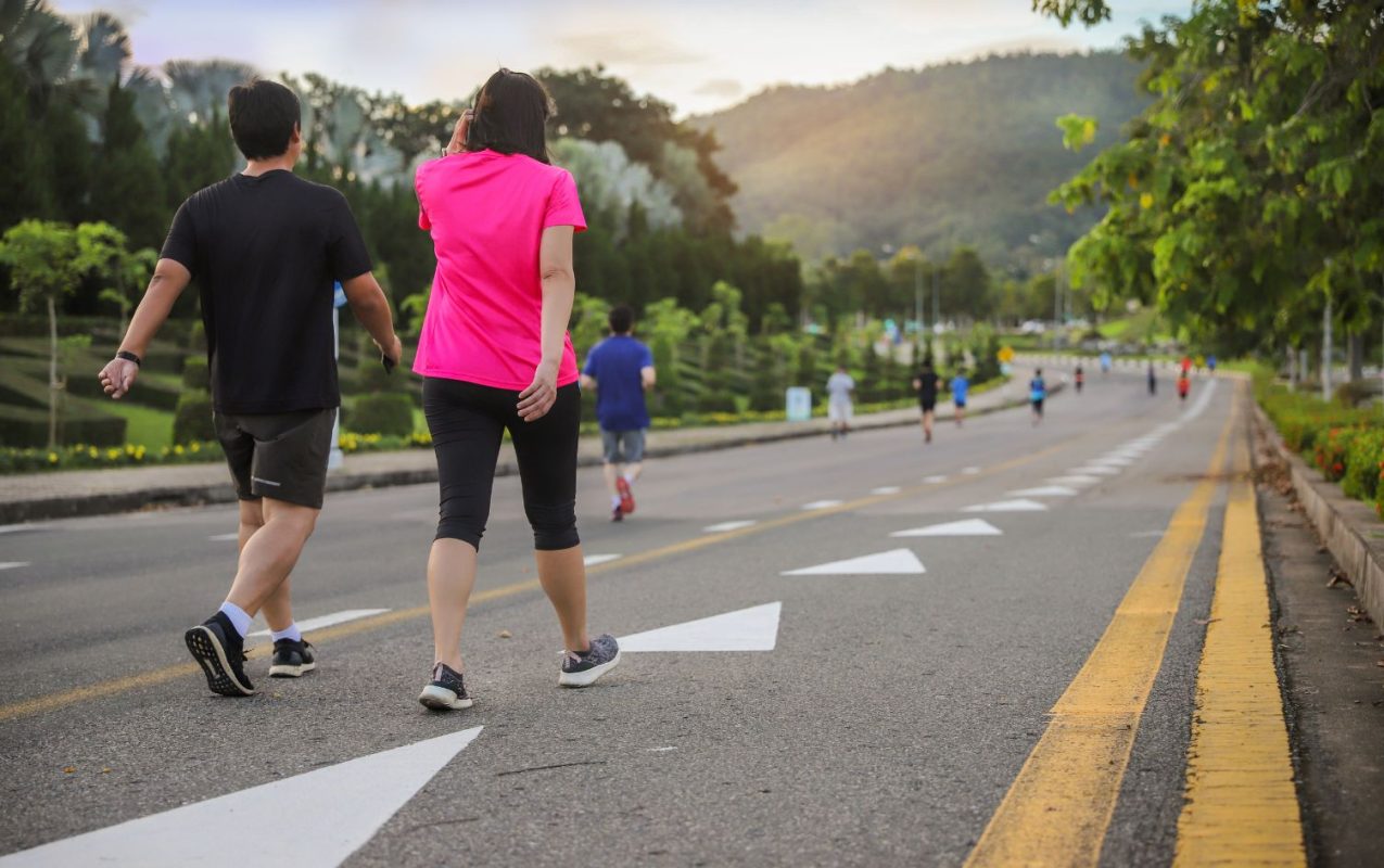 Người lớn tuổi đi bộ để cải thiện tê bì