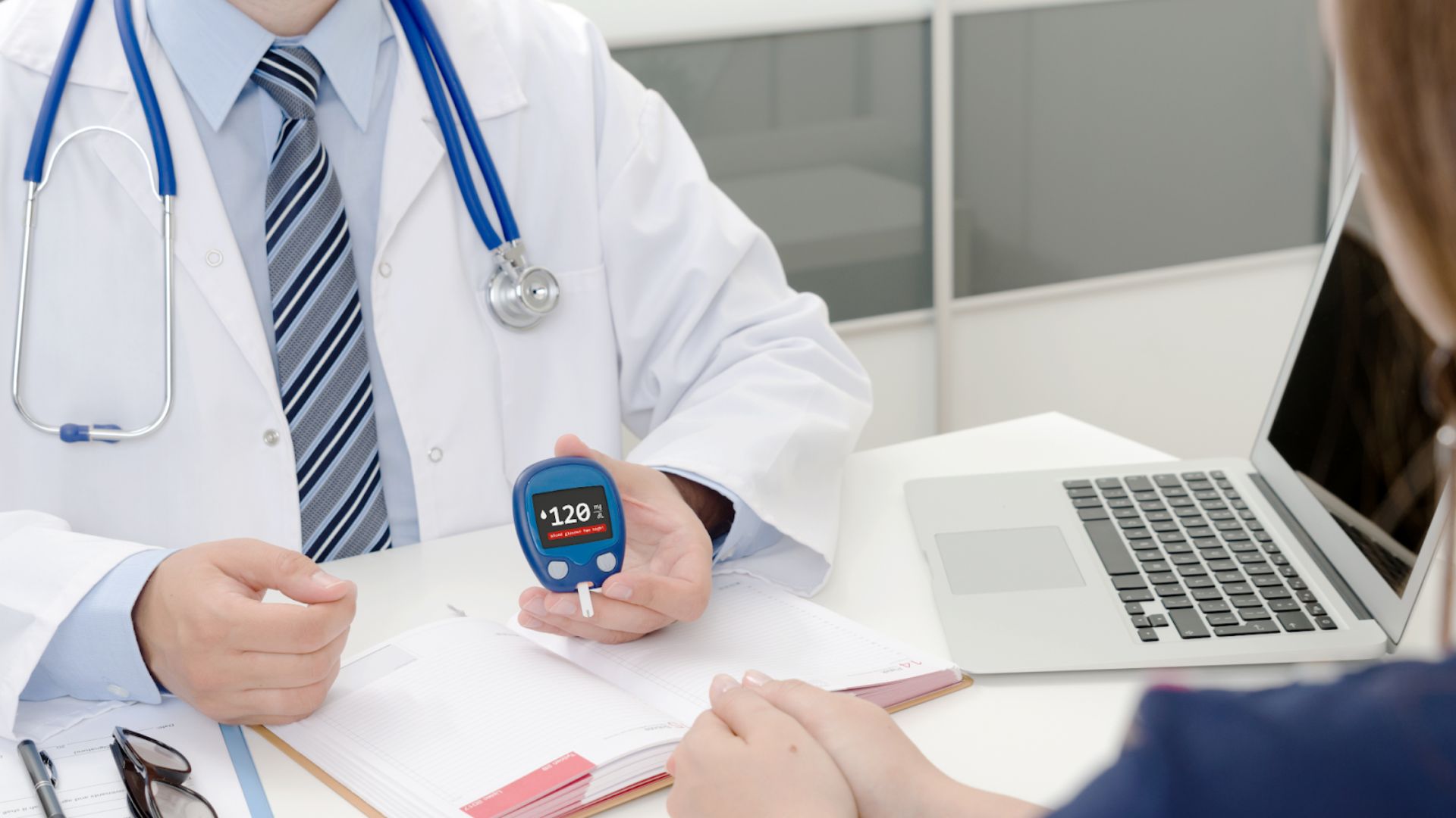 Người lớn tuổi đi khám sức khỏe để nâng cao sức khỏe