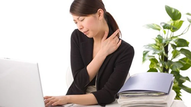 Nhân viên văn phòng ngồi trước máy tính nhiều giờ mỗi ngày, ít vận động