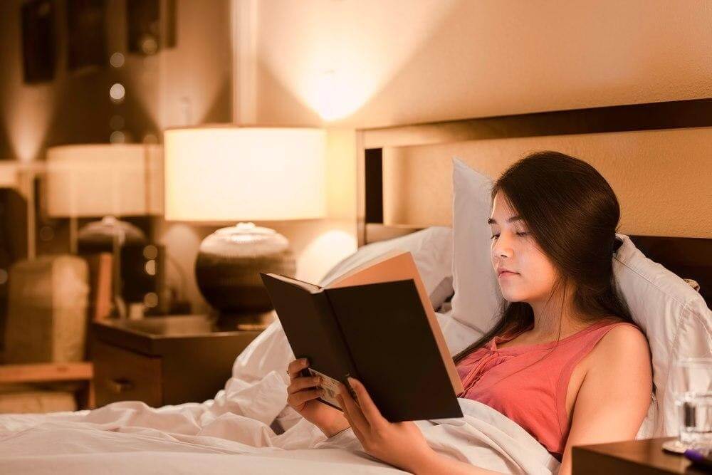 Thiết lập thói quen đọc sách giúp ngủ ngon hơn.