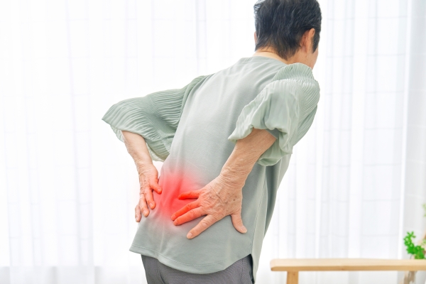 Người lớn tuổi bị đau nhức xương khớp
