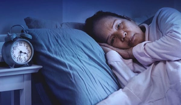 Người bị rối loạn giấc ngủ khó đi vào giấc ngủ, thường trằn trọc ban đêm