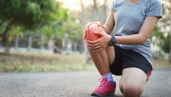 Tư thế ngồi xổm và ngồi ghế thấp gây áp lực lên khớp 