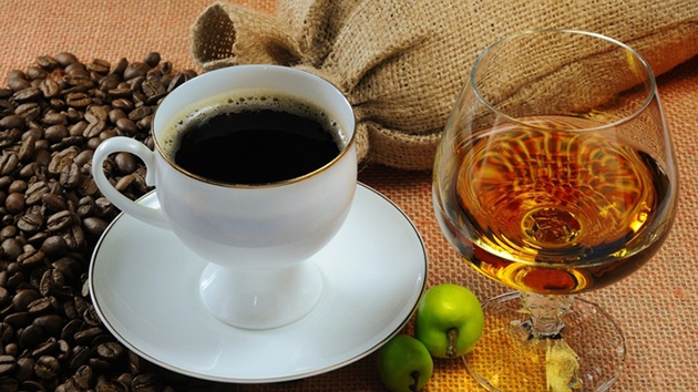 Cà phê và đồ uống chứa caffeine khiến xương yếu