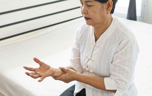 Người lớn tuổi bị tê bì chân tay, cảm giác như kim châm