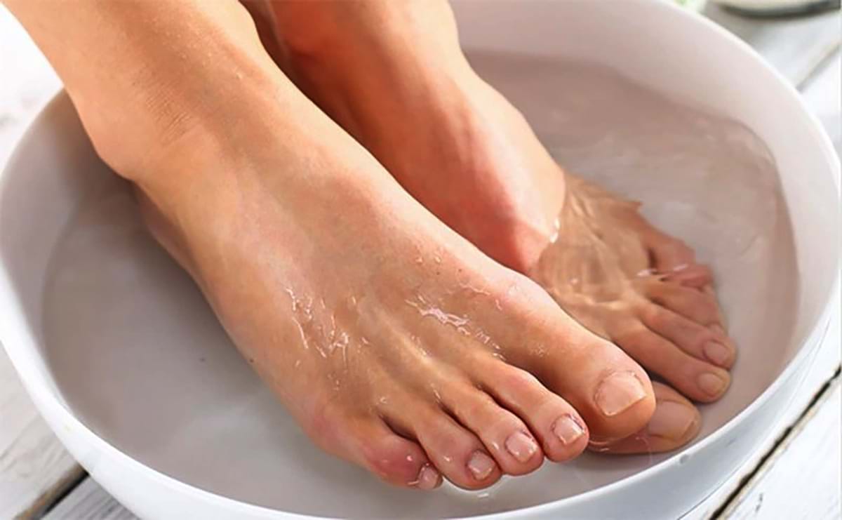 Ngâm chân nước ấm giúp thư giãn
