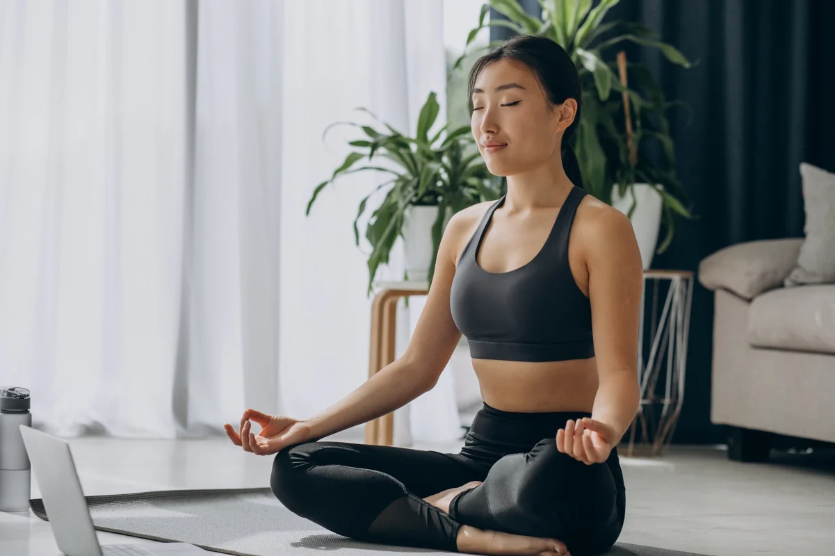 Người tập yoga nhẹ nhàng buổi tối 