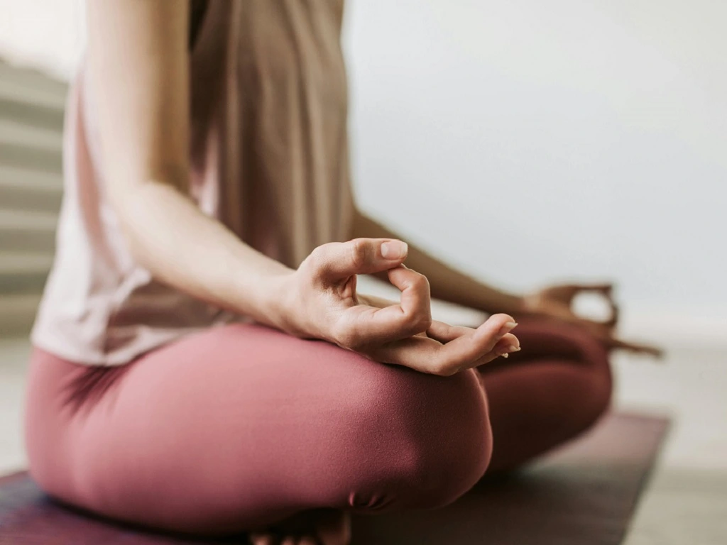 Tập yoga hoặc thiền giúp thư giãn tinh thần