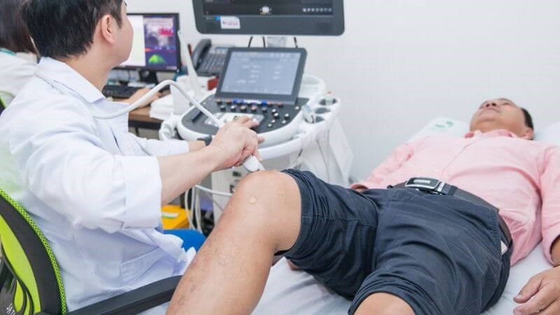 Bác sĩ thực hiện chọc hút dịch khi khớp gối sưng nhiều và đau dữ dội