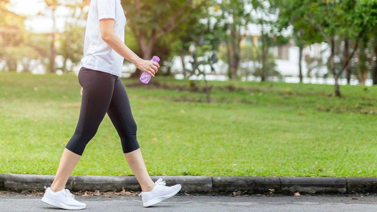 Người lớn đi bộ để khớp gối khỏe hơn