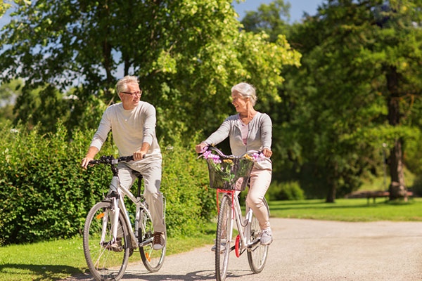 Bơi lội và đạp xe là bài tập tốt cho người đau khớp gối