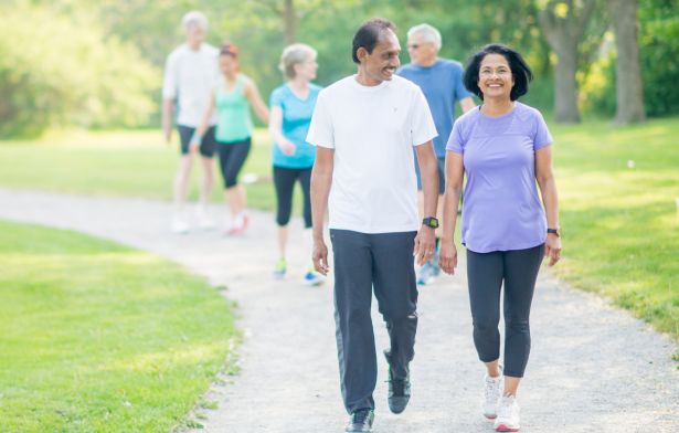 Người lớn tuổi đi bộ đúng cách với đai bảo vệ gối khi bị thoái hóa khớp gối