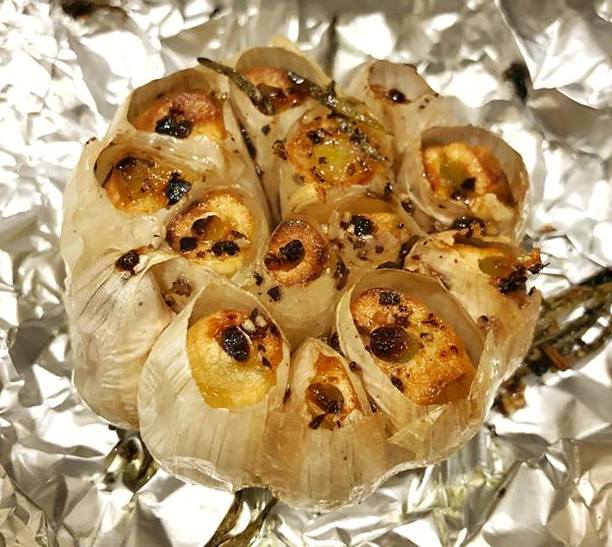 Tỏi nướng giúp giảm đầy hơi chướng bụng