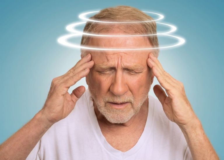 Dấu hiệu mỡ máu cao có thể gồm đau đầu chóng mặt hoa mắt lặp lại