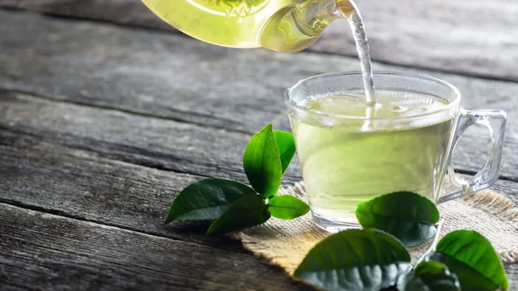 Nước lá giải độc gan nếu uống sai cách có thể khiến gan và thận quá tải