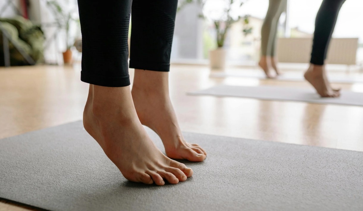 Bài tập nhón gót chân tại chỗ giúp kích hoạt bơm cơ bắp chân cho người suy giãn tĩnh mạch chân