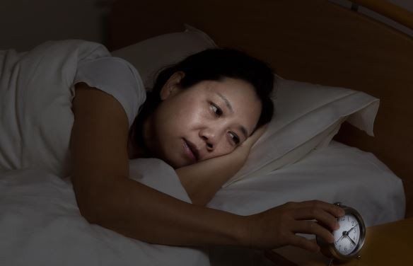 khó vào giấc ngủ ở người sau 50 tuổi nằm trằn trọc ban đêm