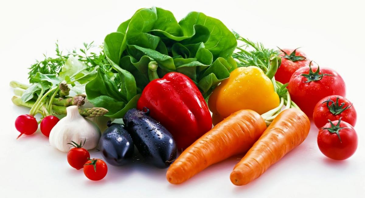 Thực phẩm nên ăn khi bị suy giãn tĩnh mạch chân gồm rau xanh, trái cây giàu vitamin C, cá béo và các loại hạt