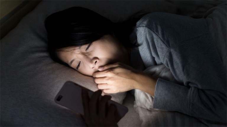 Thói quen dùng điện thoại gây mất ngủ 
