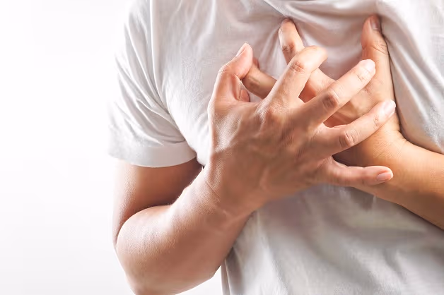 Các dấu hiệu hẹp mạch vành như nặng ngực khó thở và mệt khi vận động