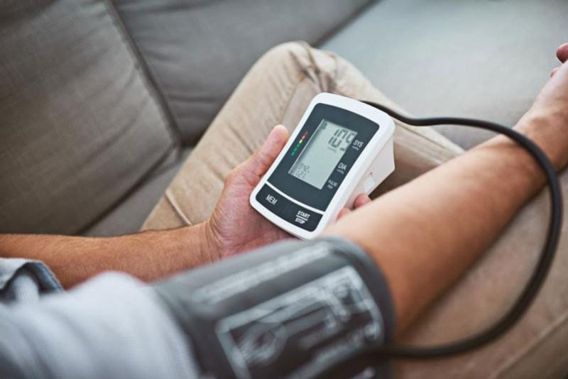 Theo dõi đường huyết và huyết áp để phát hiện sớm nguy cơ đột quỵ
