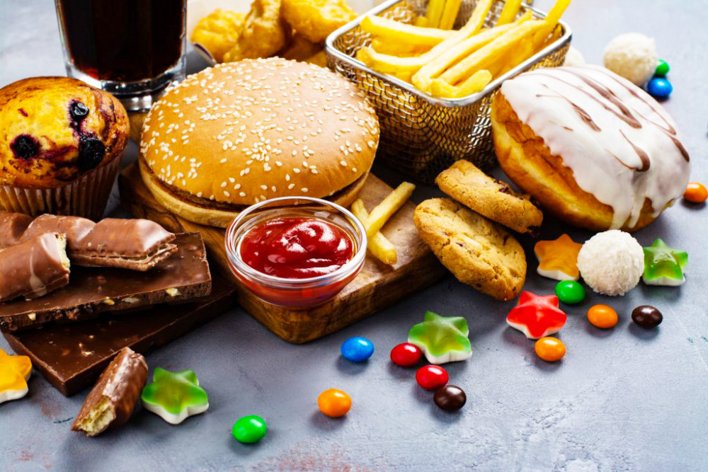 Triglyceride cao nên tránh nước ngọt, bánh kéo ngọt,...